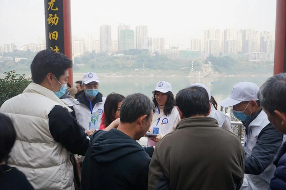 市民争相领取宣传则 重庆水文监测总站供图 华龙网发