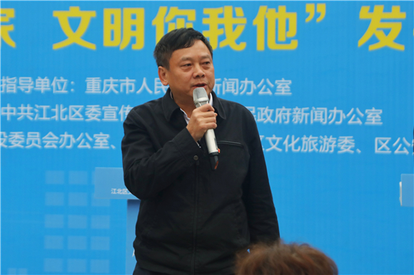 江北区委常委、宣传部部长郑学伦参加发布活动并回答群众提问。通讯员 曹检 摄