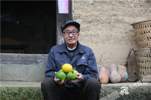 5 73岁的刘成志一辈子与枳壳打交道。华龙网-新重庆客户端记者 雷其霖 摄