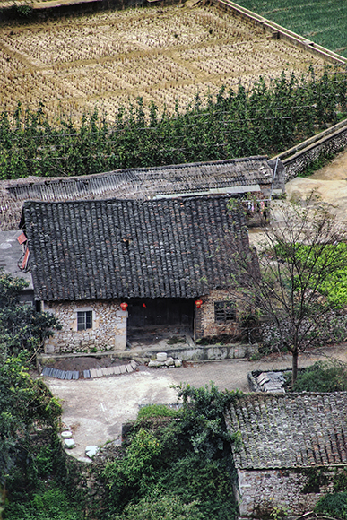 万峰林古朴的民居。 多彩贵州网供图 华龙网发