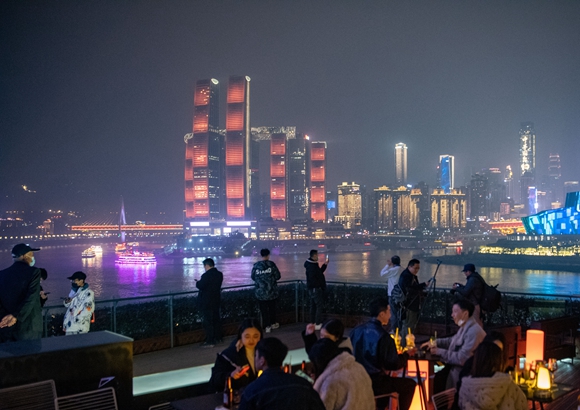 游客在重庆弹子石老街赏夜景。