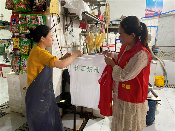 深入农贸市场、商超、餐饮店开展入户宣传。重庆高新区生态环境局 供图