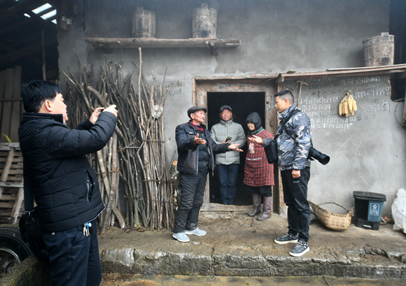 丰都县艺术摄影家学会会员在莲花洞村了解村民生产生活情况。DSC_9838