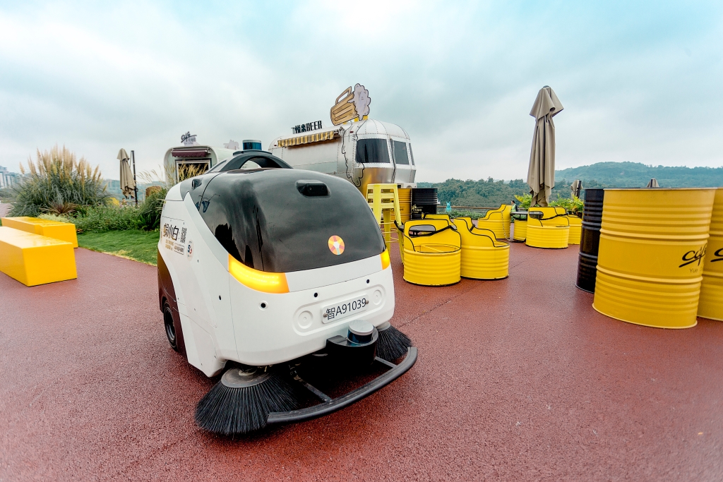 无人驾驶清扫车亮相2021智博会。两江新区宣传部供图 华龙网-新重庆客户端发  