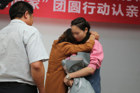 跨越26年的母女相拥。九龙坡警方供图 华龙网-新重庆客户端发
