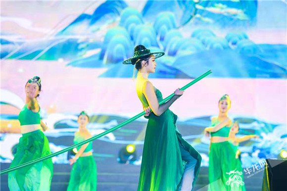 舞蹈《绿水青山》，舞蹈演员演绎纯美的舞蹈作品。华龙网-新重庆客户端 李永欢 摄