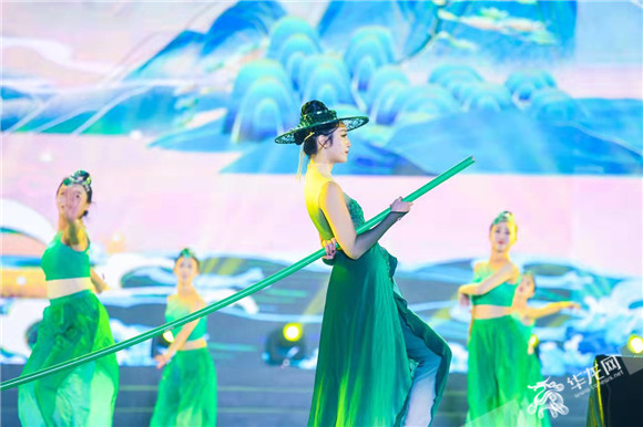 舞蹈《绿水青山》，舞蹈演员演绎纯美的舞蹈作品。华龙网-新重庆客户端 李永欢 摄
