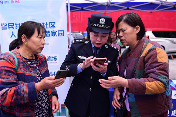 民警向群众宣传反诈。云阳县公安局供图 华龙网发