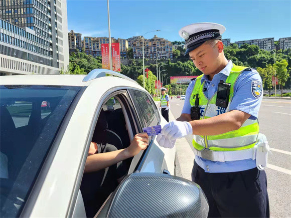交巡警向驾驶人宣传文明驾驶。云阳县公安局供图 华龙网发