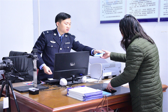 警务前置站民警为群众办理户籍业务。云阳县公安局供图 华龙网发