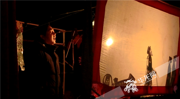6幕后，何仕红正在演唱自创剧目。华龙网-新重庆客户端记者 袁舒含摄