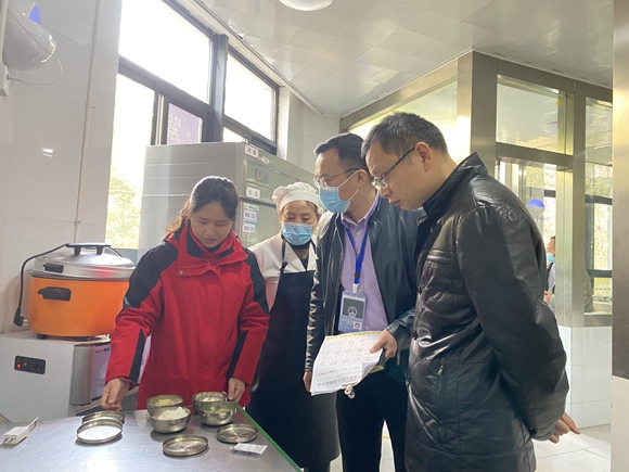 虎溪街道党工委书记刘涛带队检查幼儿园食品安全。虎溪街道供图
