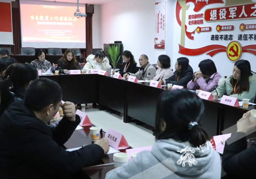教师与家长们正在现场交流。华龙网-新重庆客户端 葛彧 摄 现场