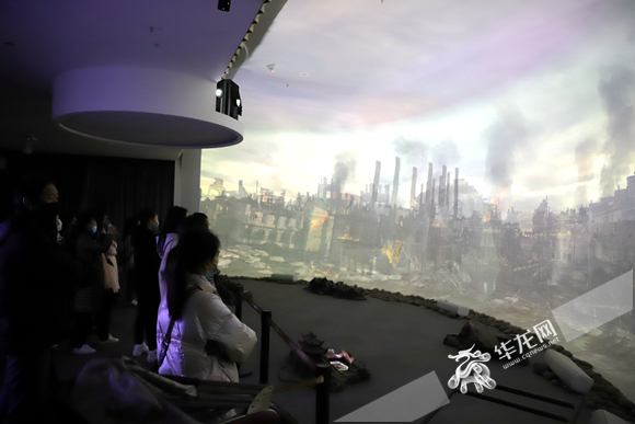 媒体记者在“红岩记忆——数字体验厅”观看裸眼3D影片《重庆大轰炸》。华龙网-新重庆客户端记者尹建红摄