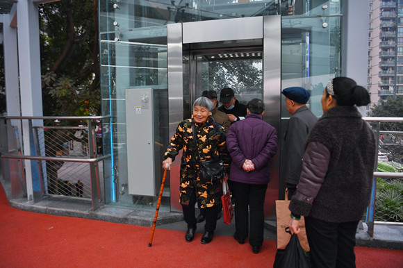 天桥设置了4台直立电梯，方便市民。通讯员 郭旭 摄