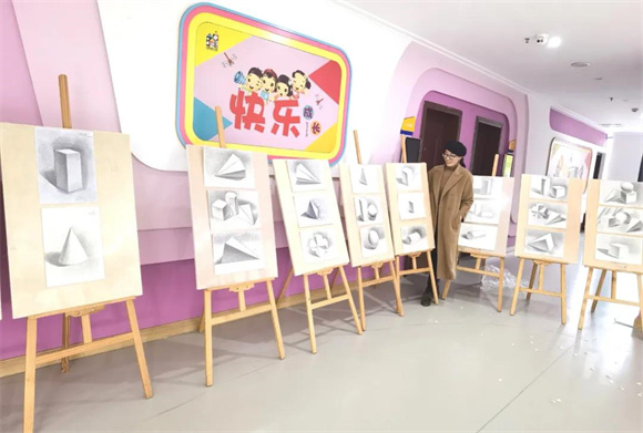 群众欣赏江津区文化馆内展出的素描作品。江津区文化馆供图 华龙网发