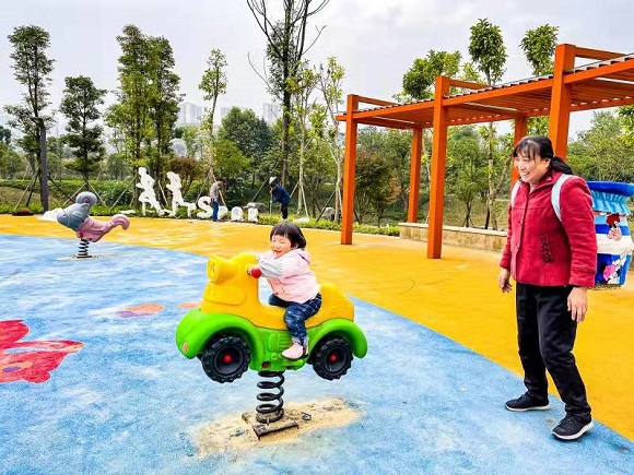 滨河公园儿童游乐场，附近居民带孩子玩耍。 通讯员   聂灵灵 摄