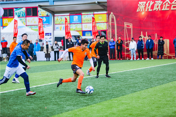 赛况胶着，重庆高速公路集团有限公司的球员正在传球。主办方供图 华龙网发