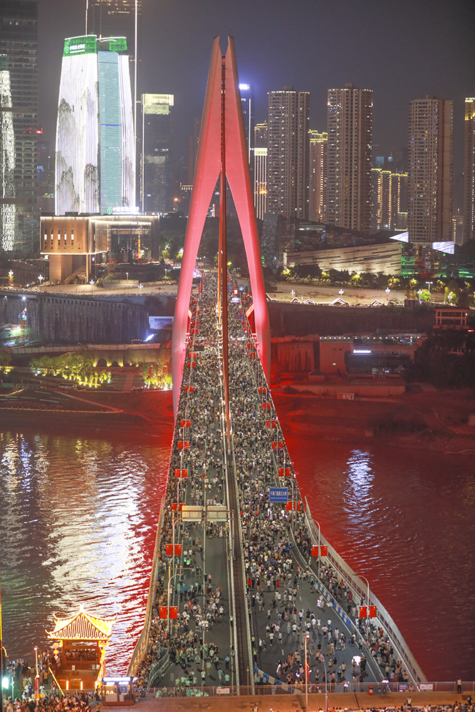 2021年10月2日，实力宠粉！国庆节期间，千厮门嘉陵江大桥封桥，供中外游客朋友游览观景。