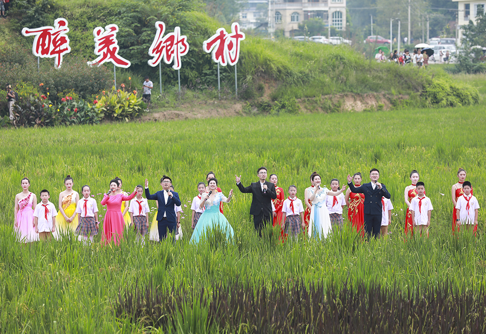 2021年9月23日，重庆市2021年中国农民丰收节在大足开幕，田间地头洋溢着丰收的喜悦。