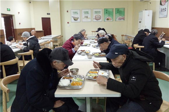 社区老人在养老服务中心就餐。翠云街道供图