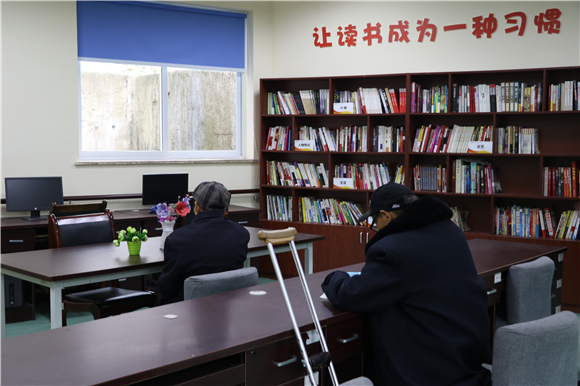 社区老人在养老服务中心阅读。翠云街道供图