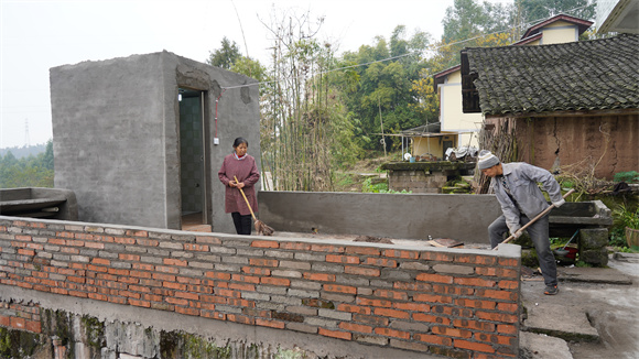 村民正在打扫新修的厕所。通讯员 陈芷琦 供图