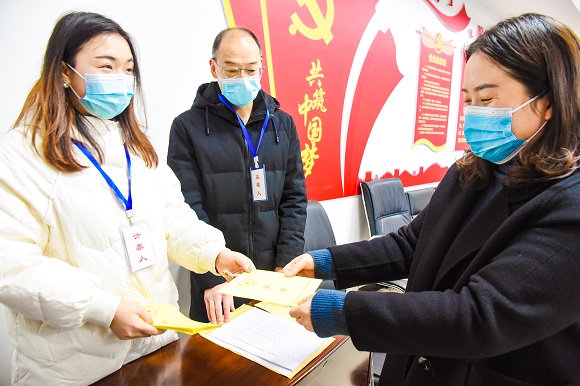 12月20日，潼南区桂林街道第四选区区传媒集团投票站，选民正在领取选票  马艾  摄