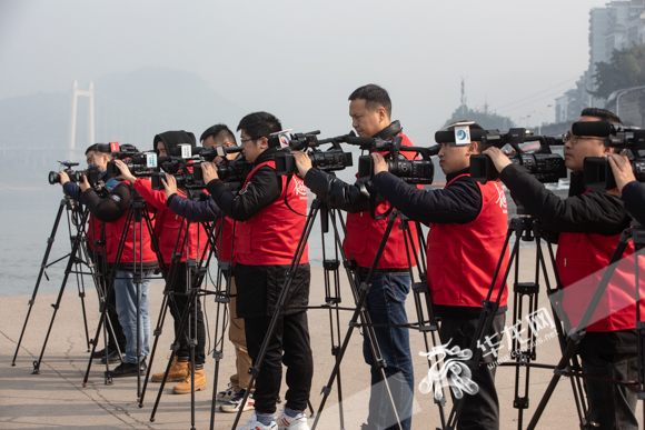 03：记者们将聚焦全面推行河长制五年来长江沿线的变化。华龙网-新重庆客户端记者 张质 摄