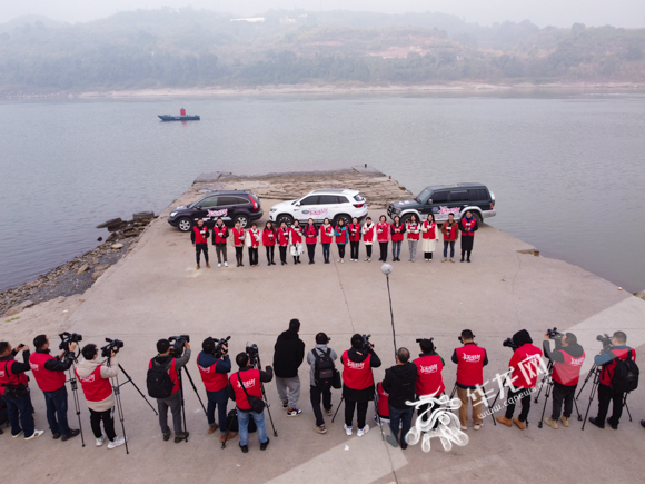 01：沿长江各区县的媒体代表参加《长河河长行》全媒体采访活动。华龙网-新重庆客户端记者 张质 摄