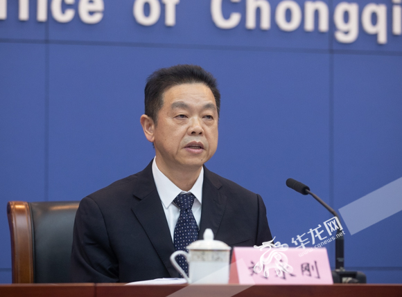 机电集团党委委员、副总经理刘永刚回答记者提问。华龙网-新重庆客户端 张质 摄