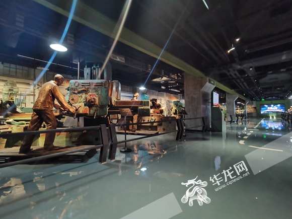 红岩重汽博物馆还原当年生产线场景。  华龙网-新重庆客户端记者 刘岱松 摄