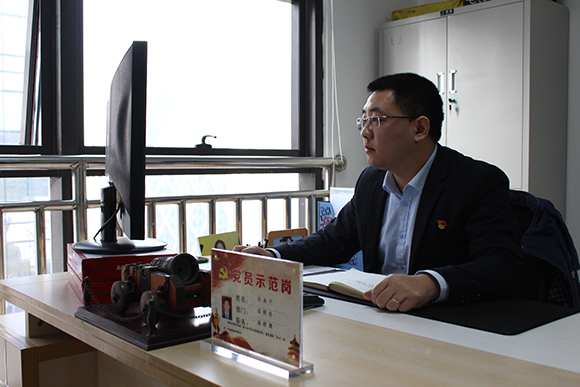 石永千在办公室梳理工作内容。受访者供图 华龙网发