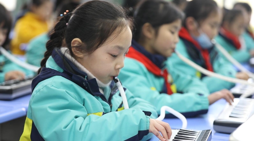 特色课程:口风琴教学 学校供图 华龙网发 特色课程:口风琴教学 学校供图 华龙网发