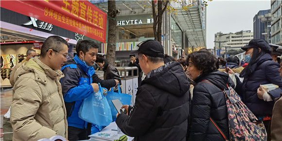 沙坪坝区分类办在三峡广场开展“八进”主题宣传活动。沙坪坝区环卫处供图 华龙网发