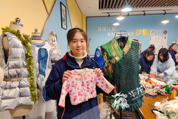 璧山中学学生林楠在学校的“衣衣不舍服装工作坊”延时课上，为她的妈妈耗时一周制作了一件小棉袄。