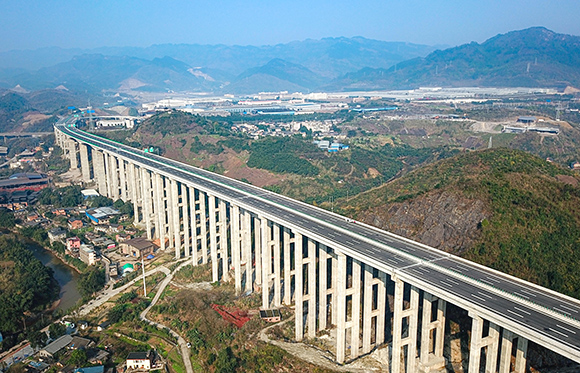 渝黔复线高速公路“全线第一长桥”温塘村特大桥 。中铁建重庆投资集团供图