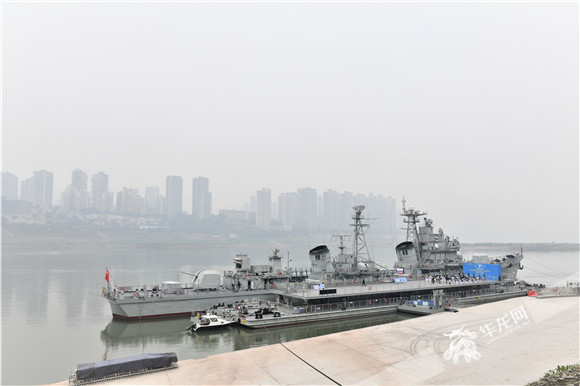 2九龙坡区把发布活动搬上“166舰”。华龙网-新重庆客户端记者 李佳妮 摄