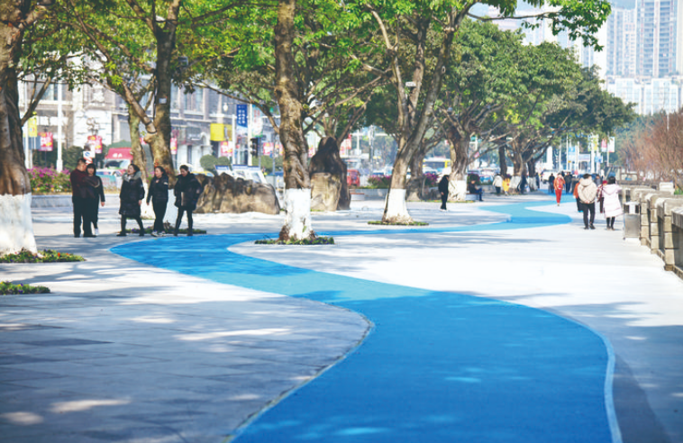 新增的蓝色步道蜿蜒江岸。通讯员 付作侨 摄