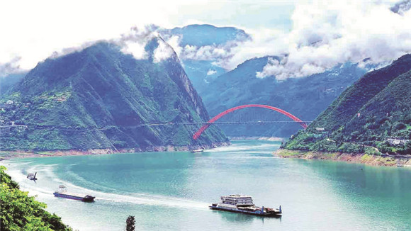 船只航行在长江黄金水道巫山段。巫山县委宣传部供图