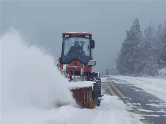 3仙女山景区道路铲雪现场。武隆喀斯特旅游公司供图 华龙网发