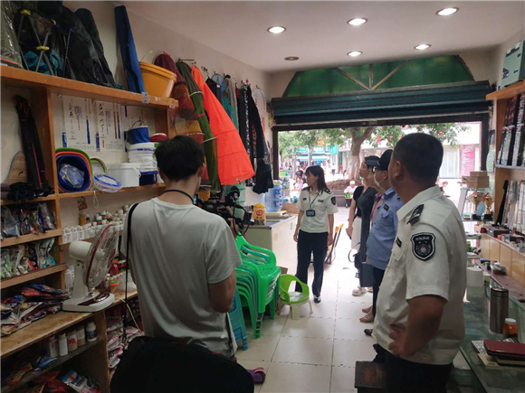 3执法人员检查渔具店（资料图）。通讯员 谭华祥 摄