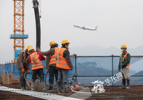 01：12月27日，重庆江北国际机场T3B航站楼项目四条指廊开始第三层主体结构混凝土浇筑。华龙网-新重庆客户端记者 张质 摄