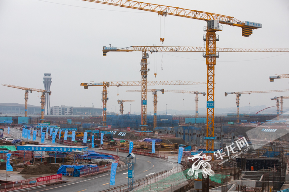 02：重庆江北国际机场T3B建设工地塔吊林立。华龙网-新重庆客户端记者 张质 摄