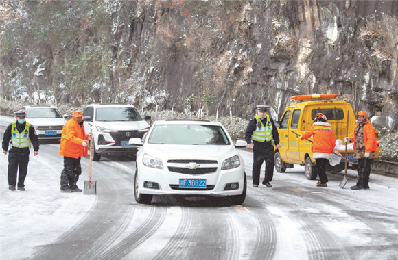交巡警、公路养护等齐行动，铲除路面上的积雪，确保过往车辆行车安全。通讯员 冉孟军 供图