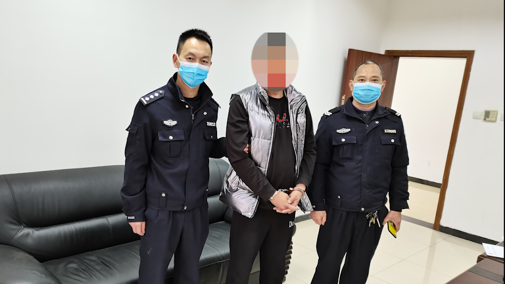 男子开车发生擦挂 民警一查竟是逃犯