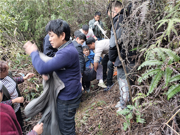 民警和相关部门及当地村民将被困老人成功解救。云阳县公安局供图 华龙网发