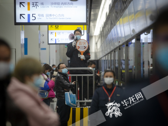 01：轨道交通重庆西站，直快列车进站时，站台工作人员手持提示牌并进行语音提示。  华龙网-新重庆客户端记者 张质 摄