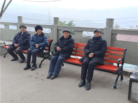居民在新安装的椅子上休息。通讯员 陈鹏宇供图