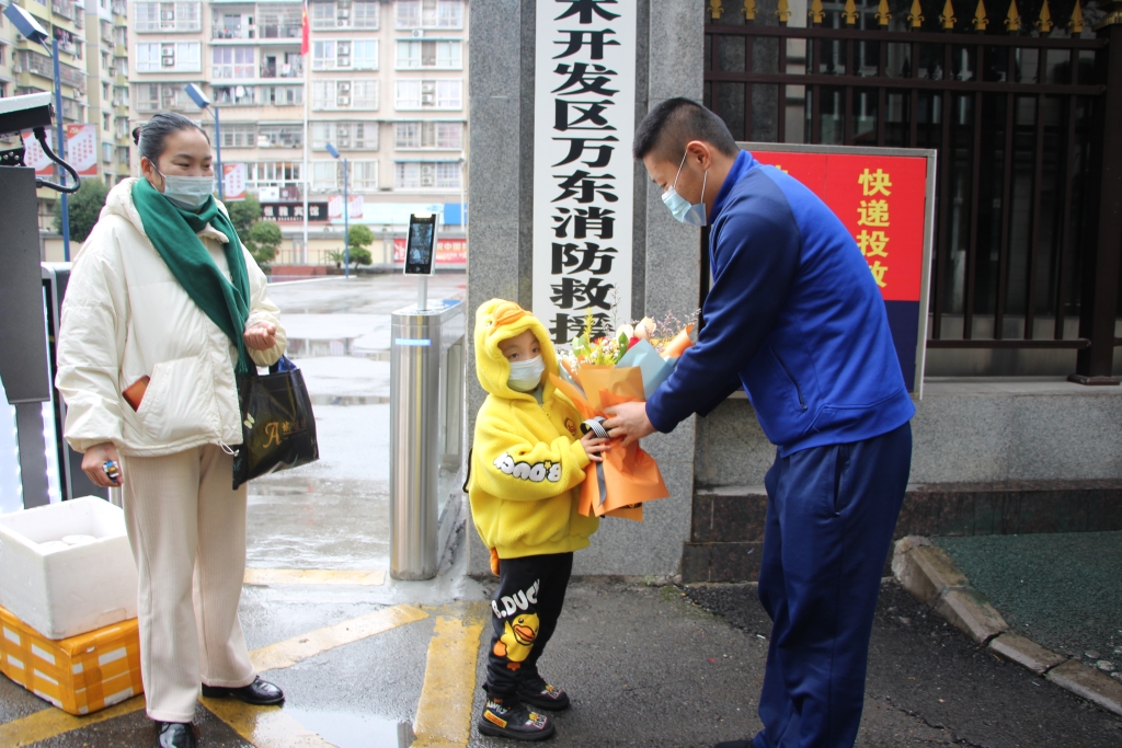 0时隔几天，浩浩再次来到消防救援站，给帮助过他的消防员叔叔送上鲜花和奶茶。万盛经开区消防供图 华龙网-新重庆客户端 发